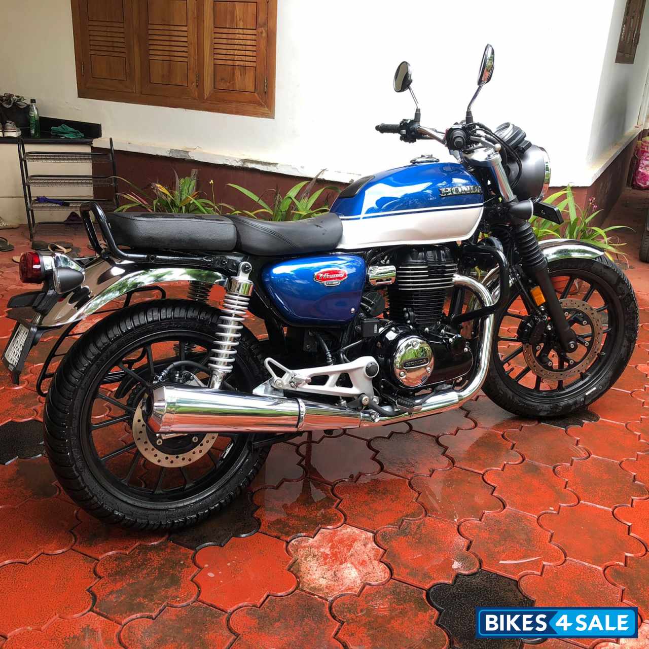 Athletic Blue Honda Hness CB 350