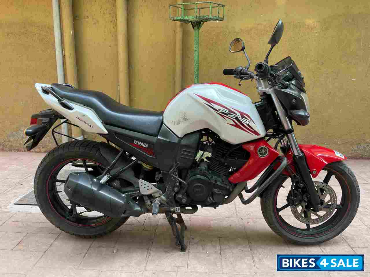 White & Red Yamaha FZ-S White & Red Yamaha FZ-S