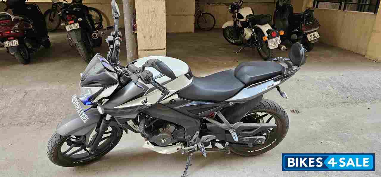 Pearl Mettalic White Bajaj Pulsar 200 NS ABS