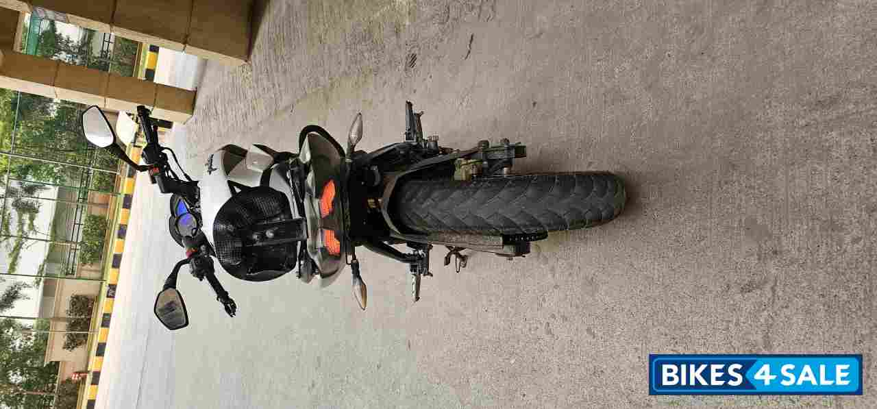 Pearl Mettalic White Bajaj Pulsar 200 NS ABS