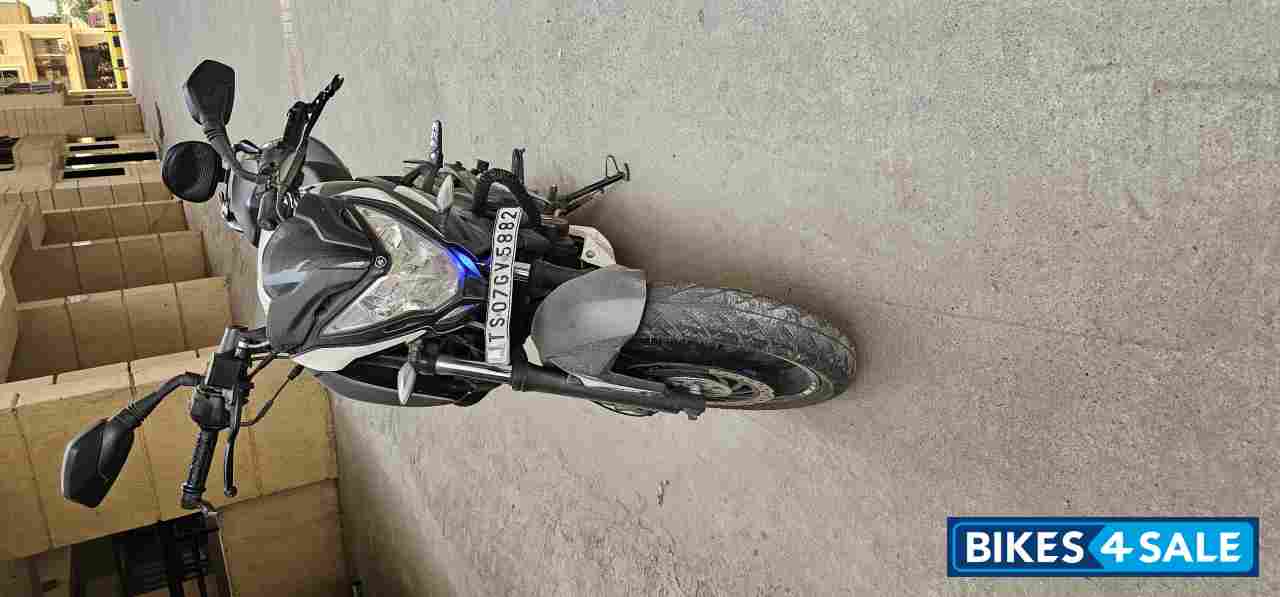 Pearl Mettalic White Bajaj Pulsar 200 NS ABS