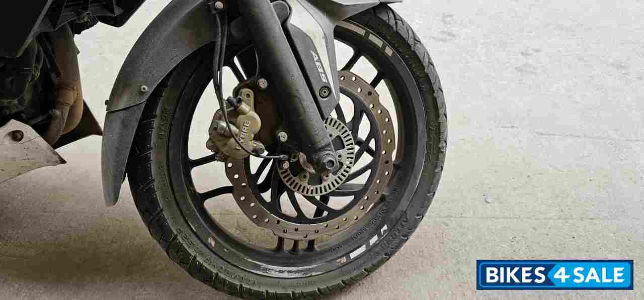 Pearl Mettalic White Bajaj Pulsar 200 NS ABS