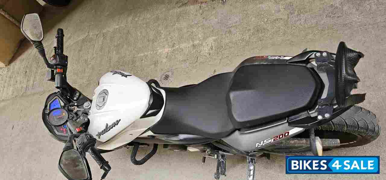 Pearl Mettalic White Bajaj Pulsar 200 NS ABS