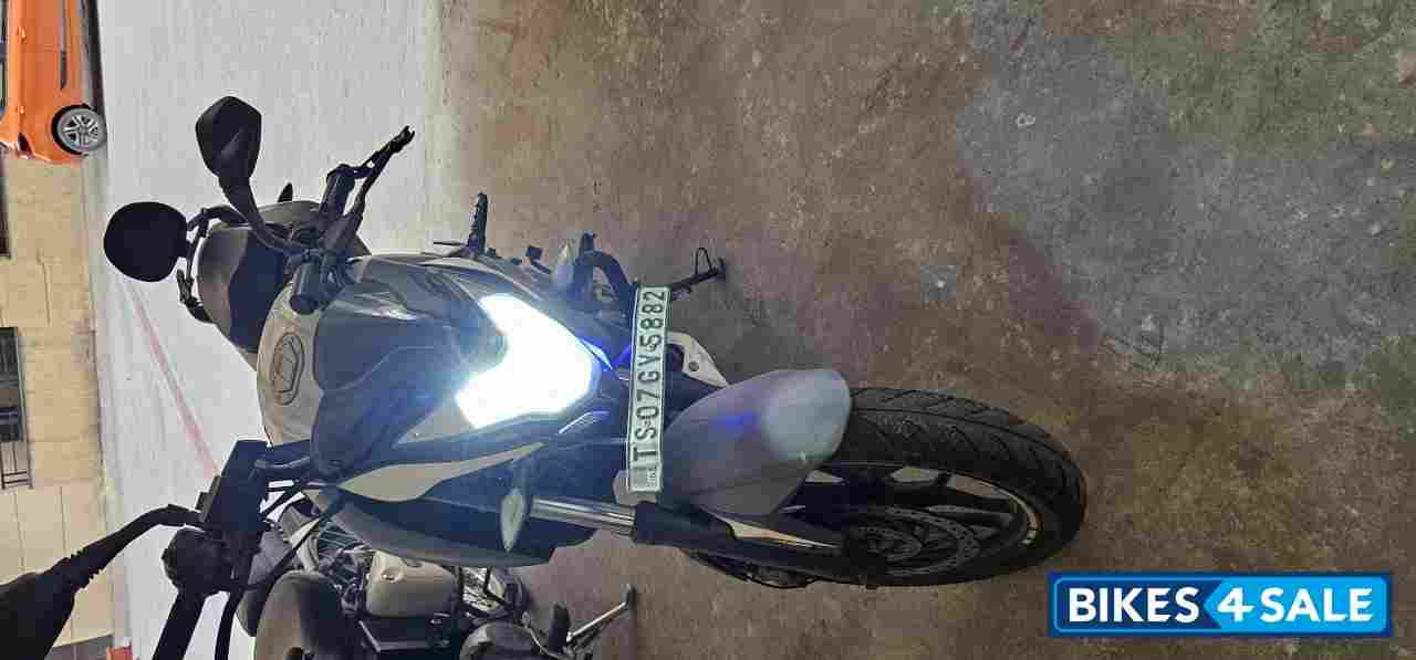 Pearl Mettalic White Bajaj Pulsar 200 NS ABS