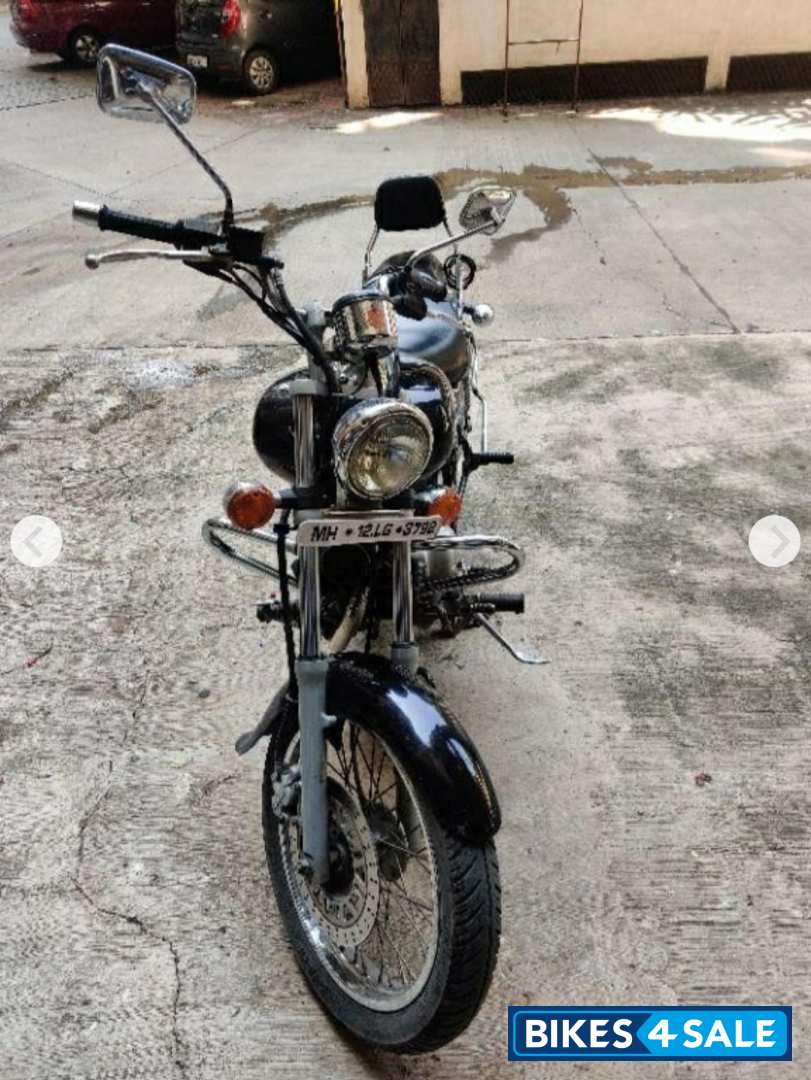 Black Bajaj Avenger 220 DTS-i