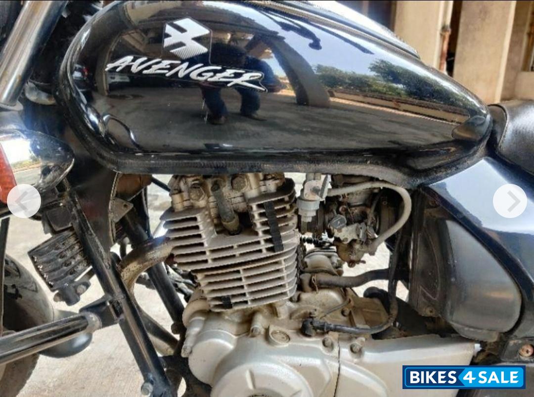 Black Bajaj Avenger 220 DTS-i