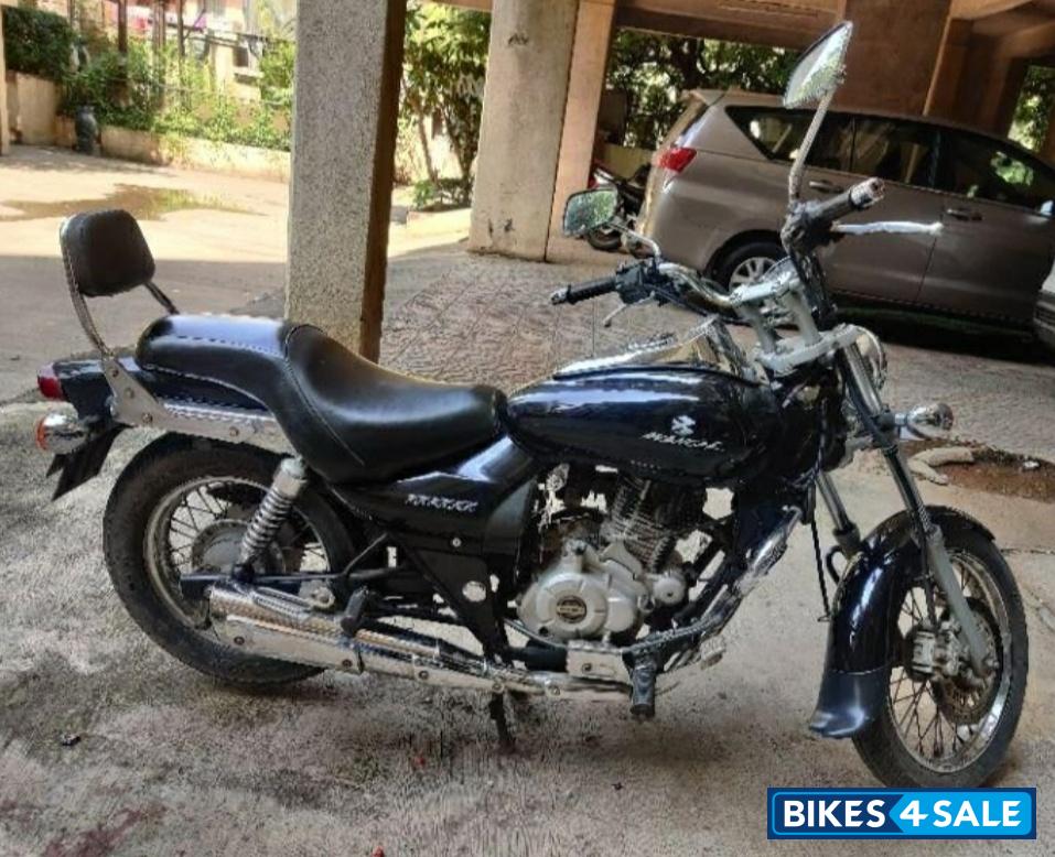 Black Bajaj Avenger 220 DTS-i