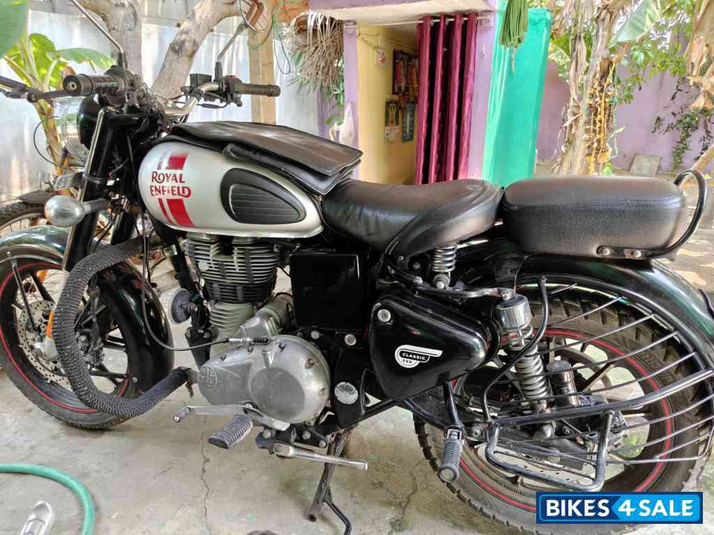 Metallo Silver Royal Enfield Classic 350 Dual Channel BS6 Metallo Silver Royal Enfield Classic 350 Dual Channel BS6
