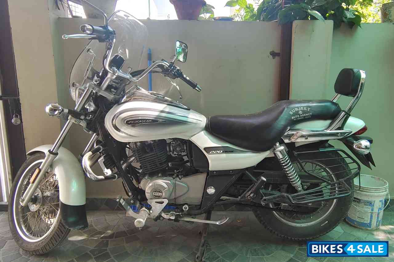Moon White Bajaj Avenger Cruise 220 BS6