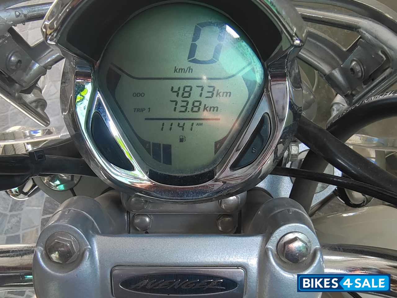 Moon White Bajaj Avenger Cruise 220 BS6