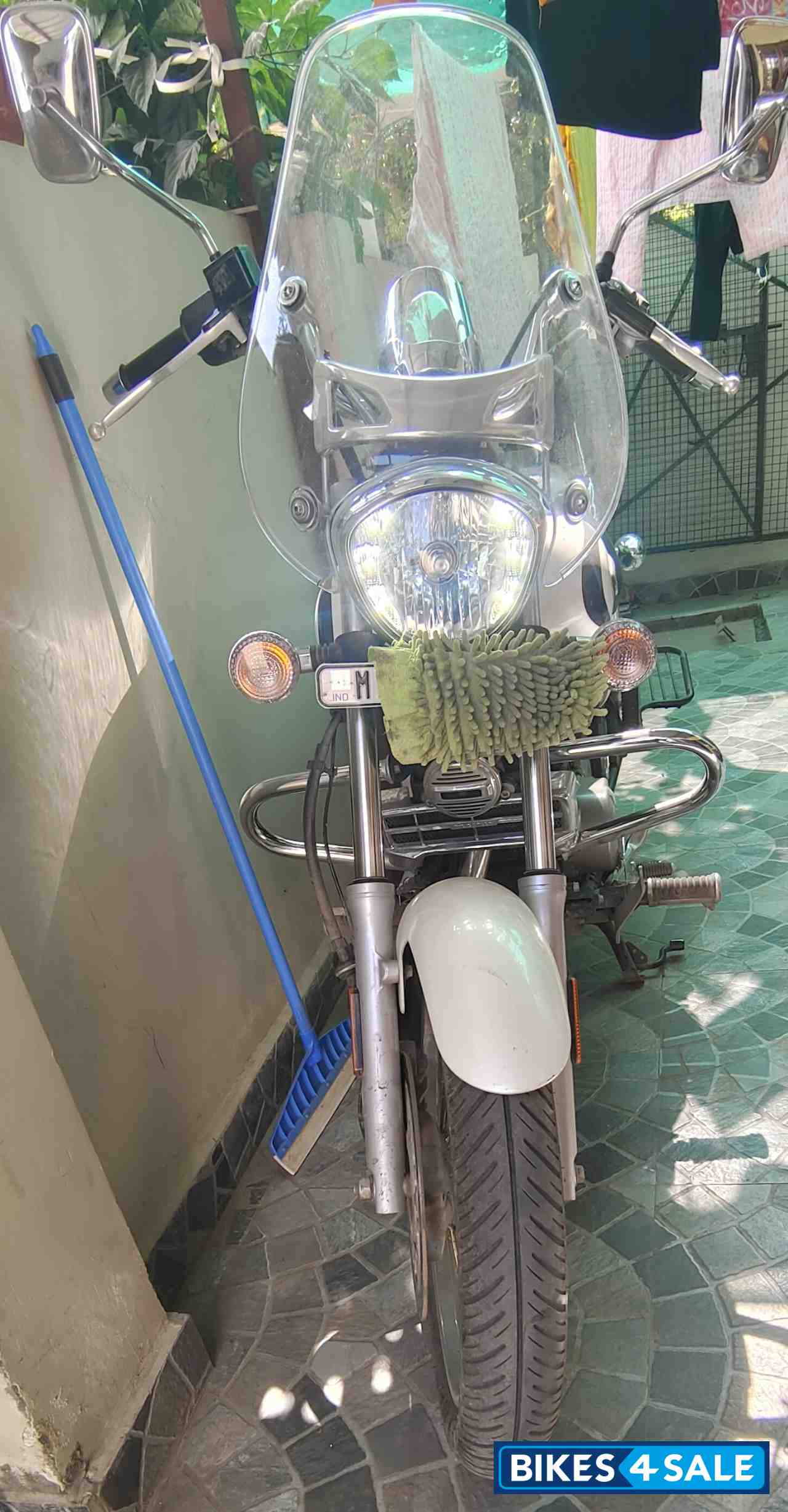 Moon White Bajaj Avenger Cruise 220 BS6