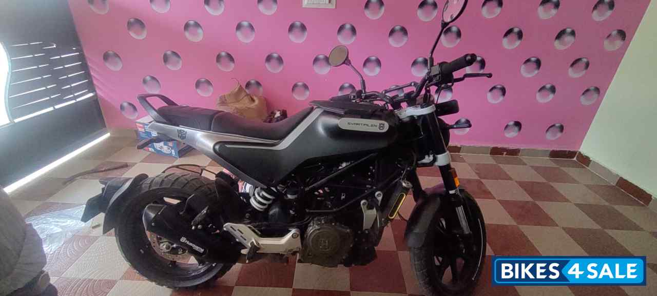 Grey Husqvarna Svartpilen 250 2020