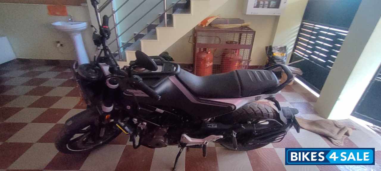 Grey Husqvarna Svartpilen 250 2020