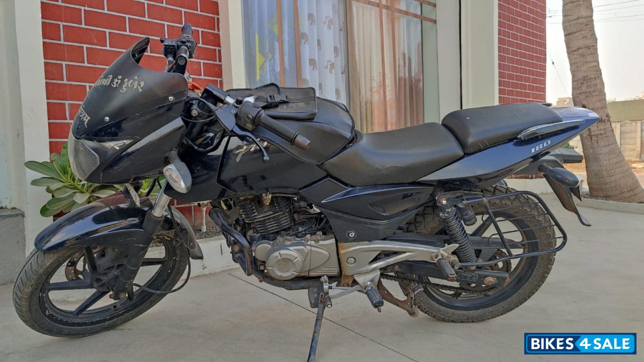 Black Bajaj Pulsar 180 DTSi
