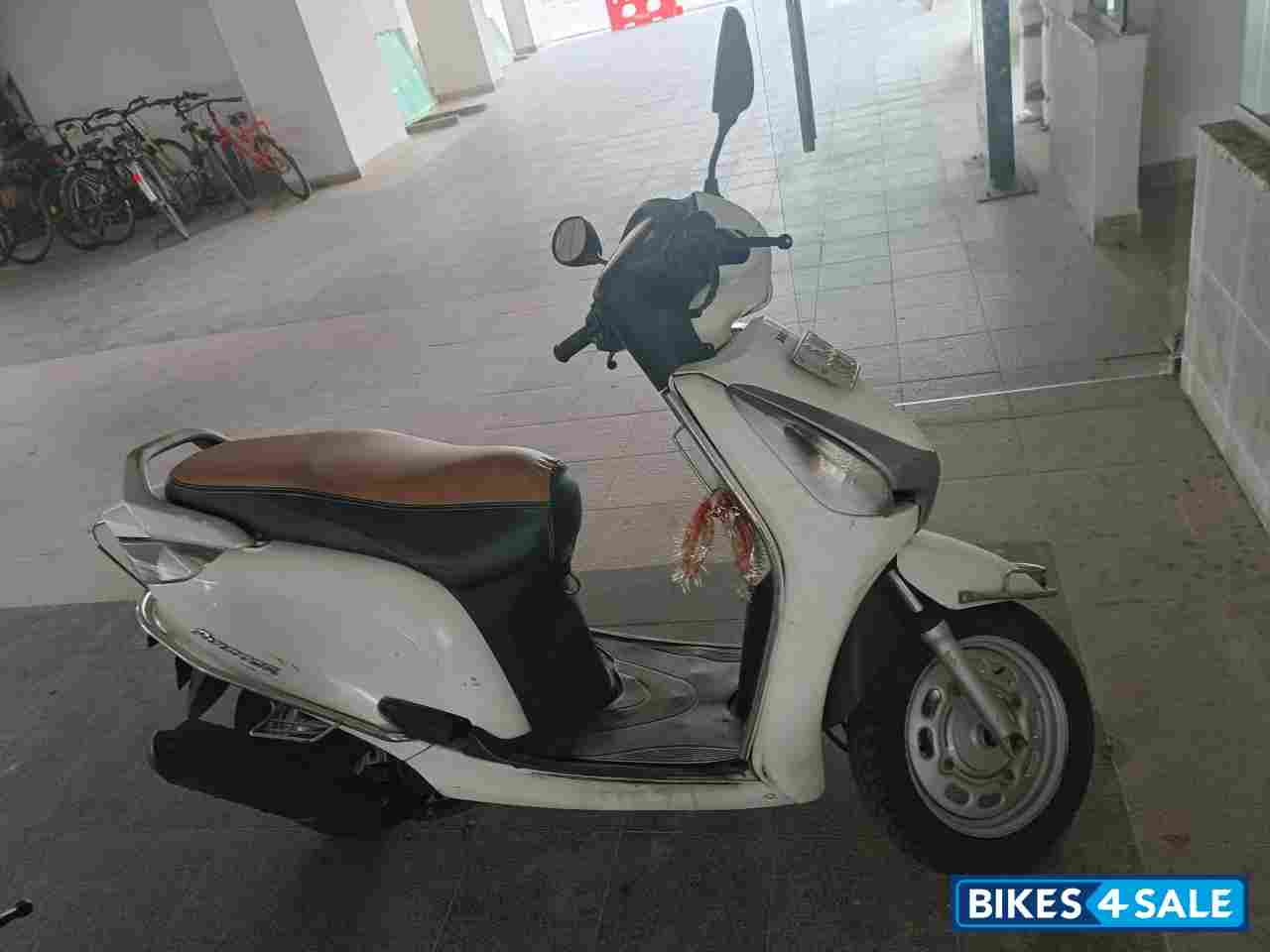 White Honda Aviator White Honda Aviator