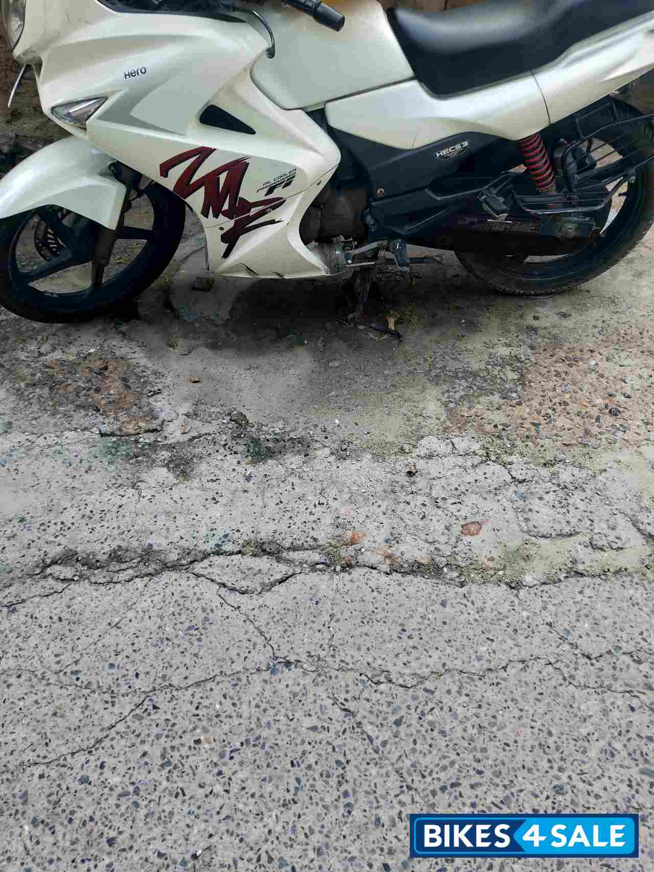 White Hero Karizma ZMR
