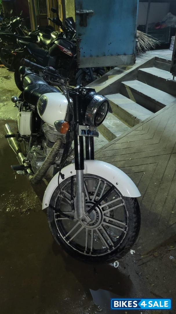 White Royal Enfield Classic 350