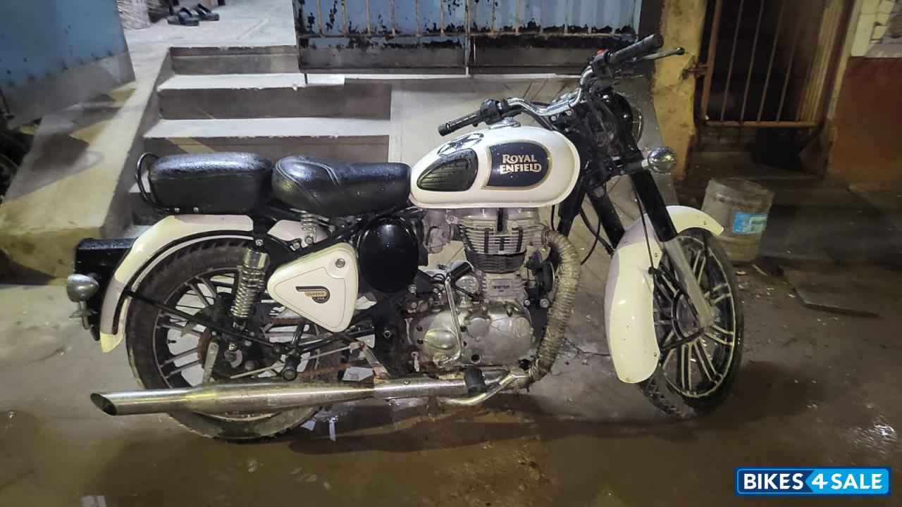 White Royal Enfield Classic 350