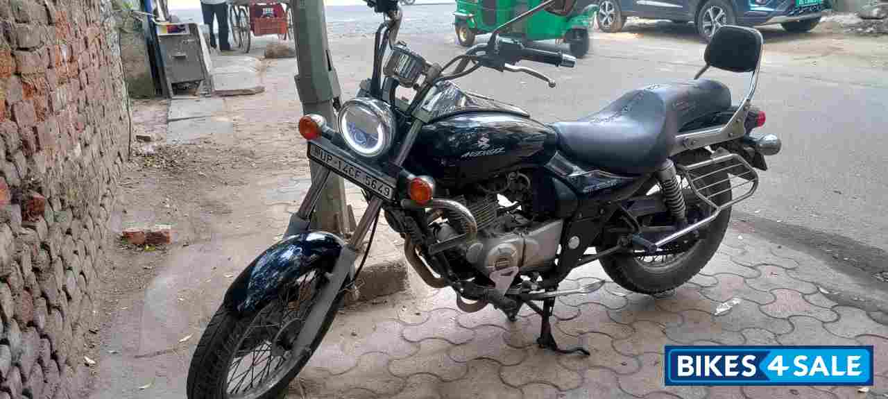 Black Bajaj Avenger Cruise 220
