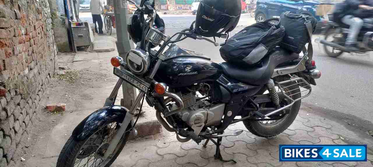 Black Bajaj Avenger Cruise 220