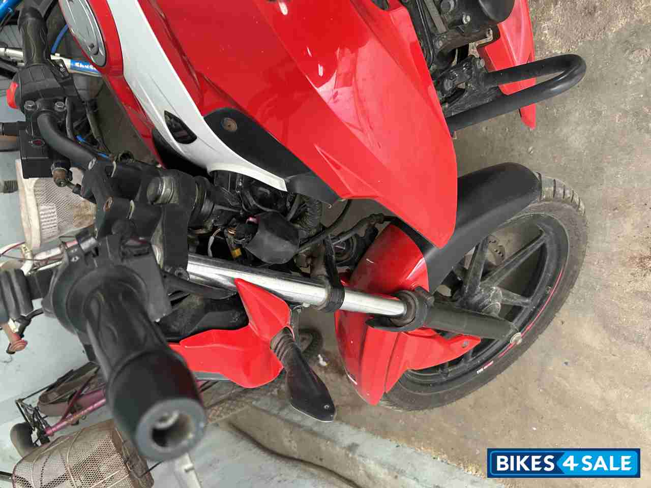Red TVS Apache RTR 160 4V