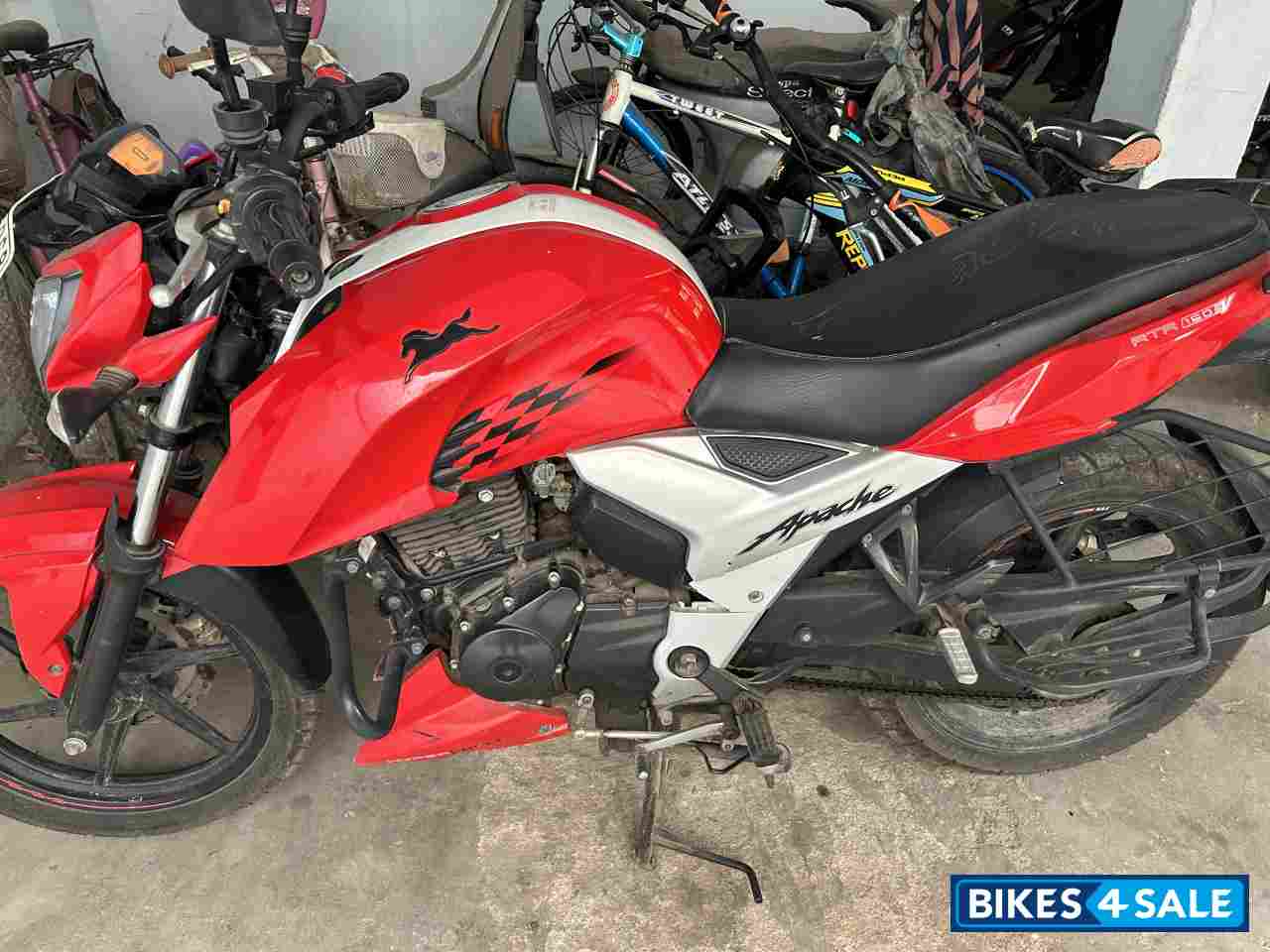 Red TVS Apache RTR 160 4V