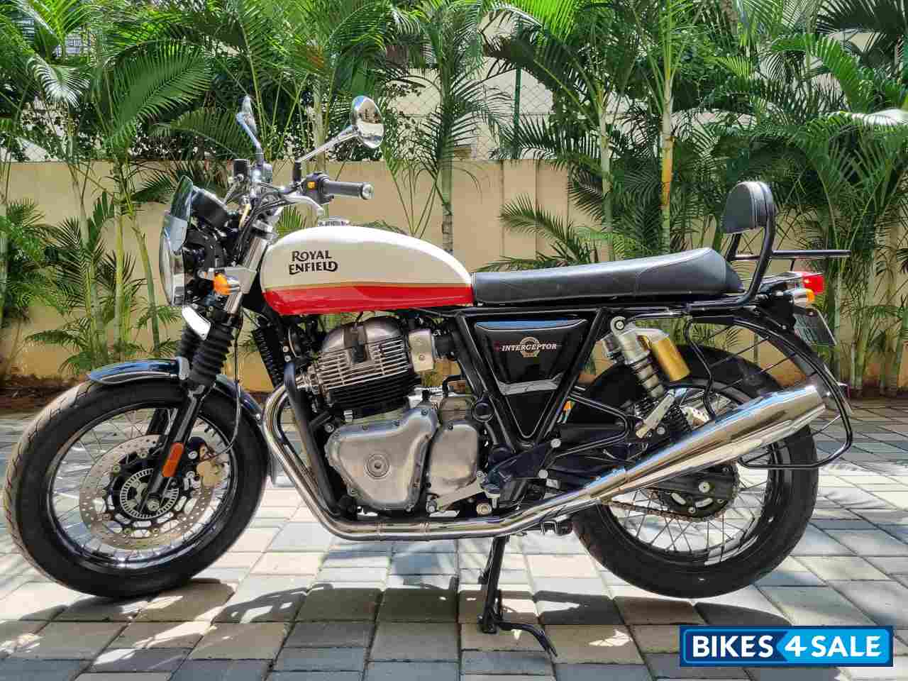 Baker Express (white & Red) Royal Enfield Interceptor 650 Twin Baker Express (white & Red) Royal Enfield Interceptor 650 Twin
