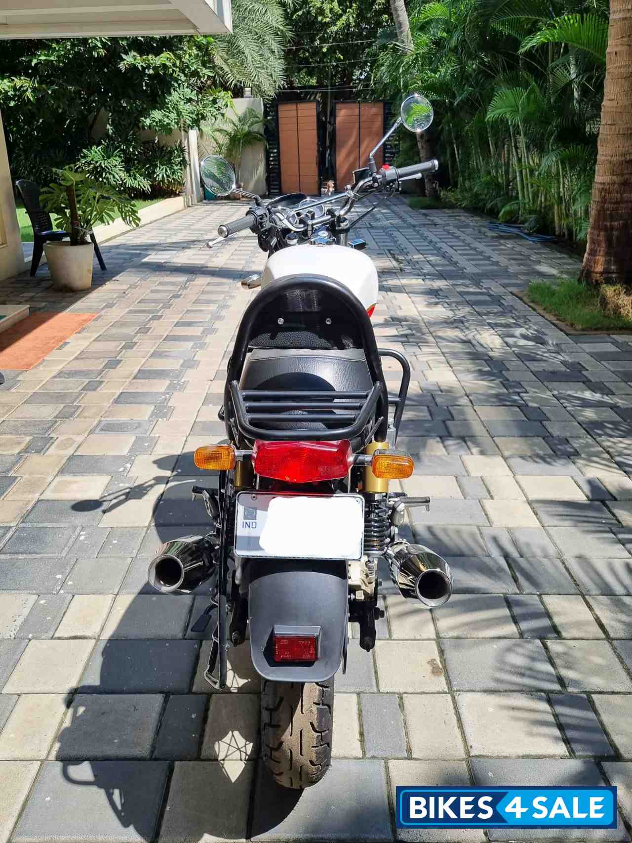 Baker Express (white & Red) Royal Enfield Interceptor 650 Twin Baker Express (white & Red) Royal Enfield Interceptor 650 Twin