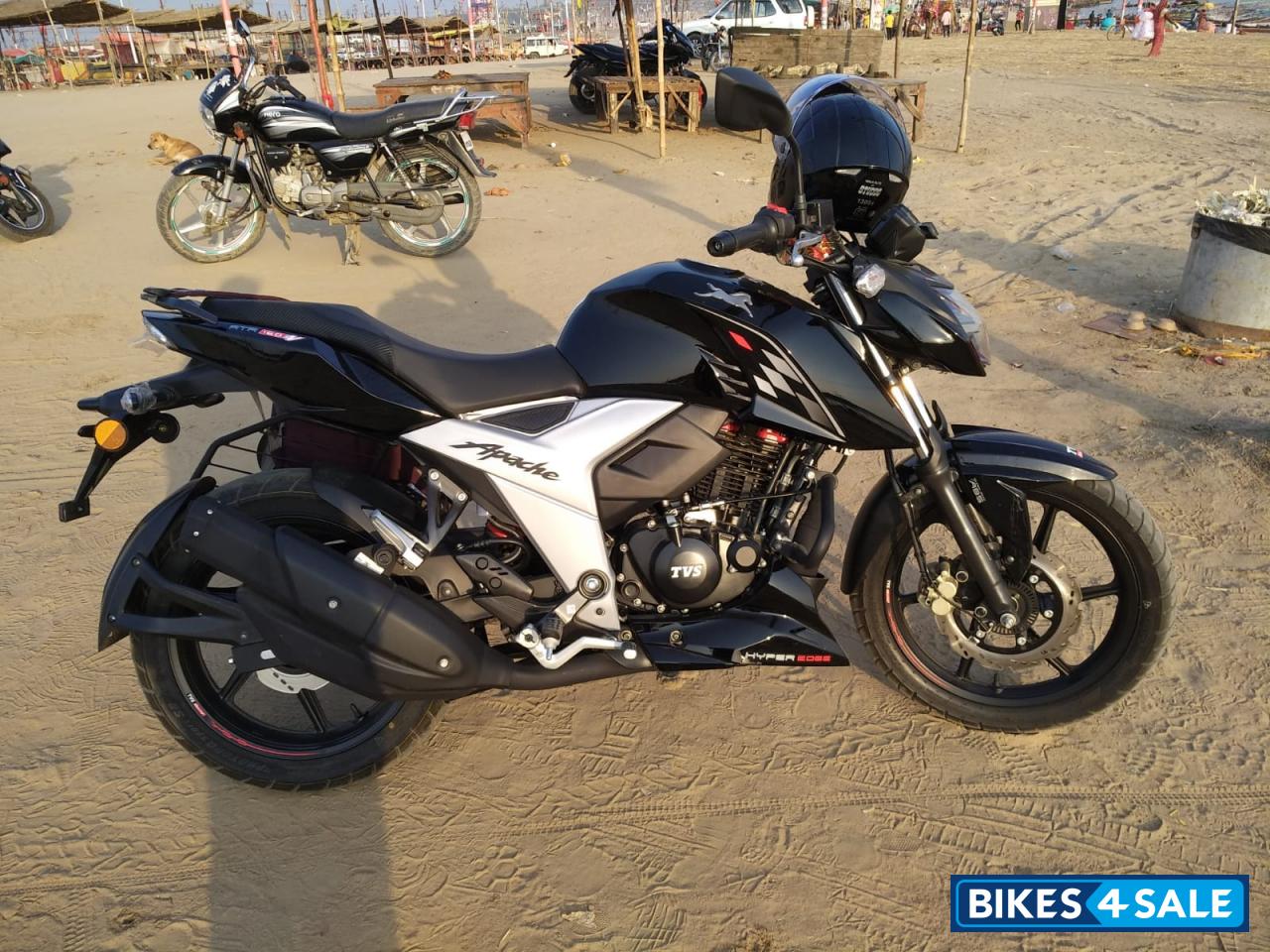 Black TVS Apache RTR 160 4V BS6