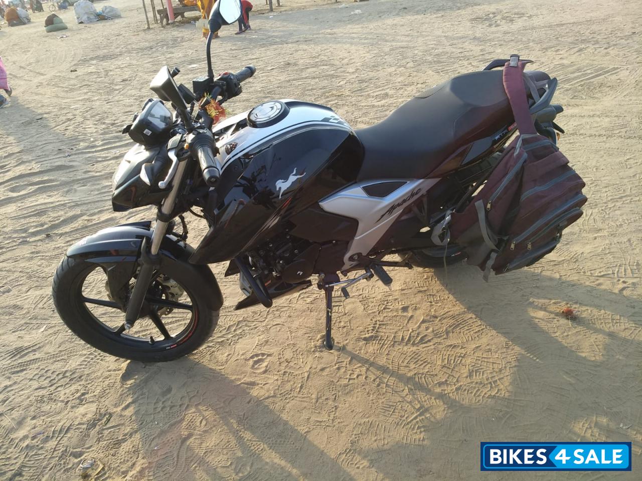 Black TVS Apache RTR 160 4V BS6