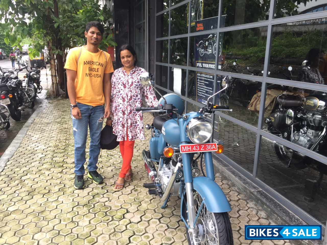 Royal Enfield Classic Squadron Blue Royal Enfield Classic Squadron Blue