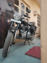 Black Royal Enfield Bullet Standard 350