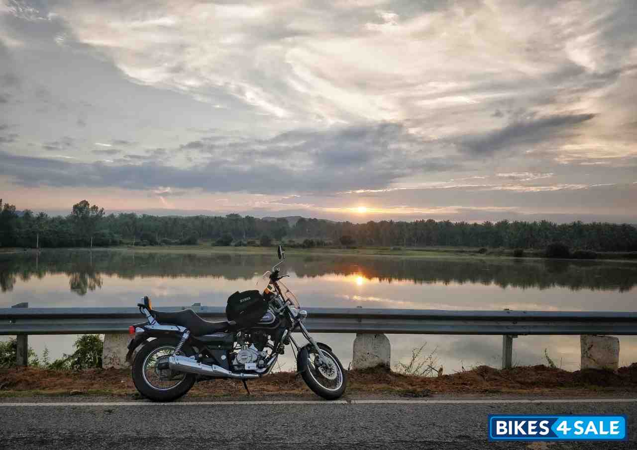 Black Bajaj Avenger Cruise 220