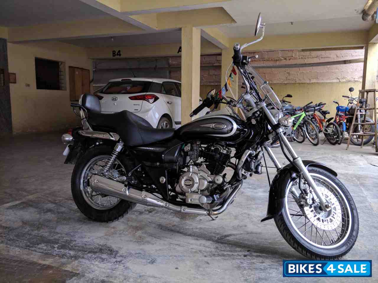Black Bajaj Avenger Cruise 220 Black Bajaj Avenger Cruise 220
