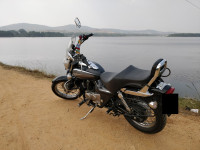 Black Bajaj Avenger Cruise 220