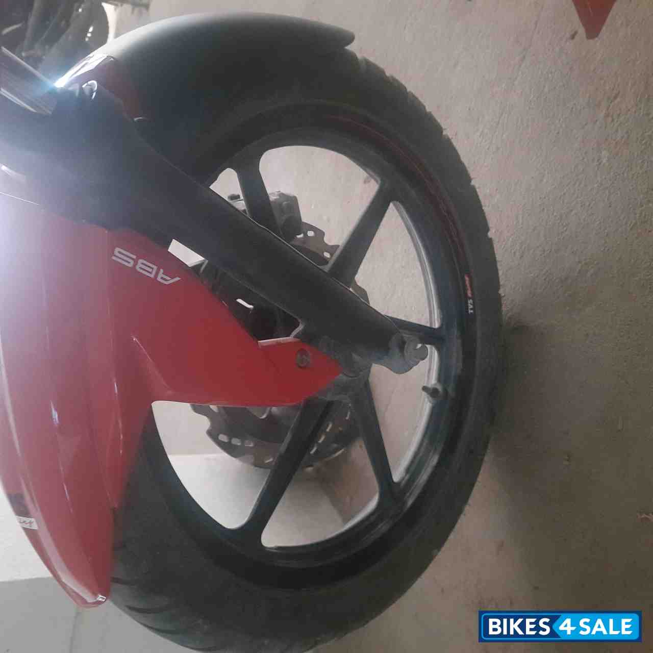 Red TVS Apache RTR 160 4V