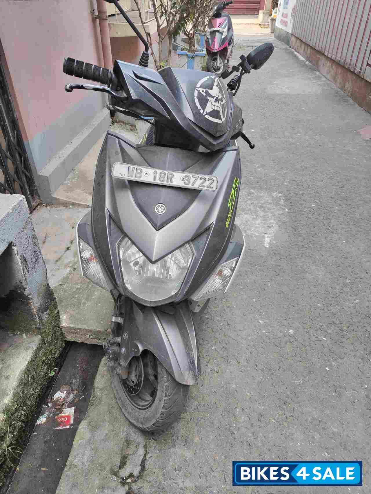 White Yamaha Cygnus Ray ZR