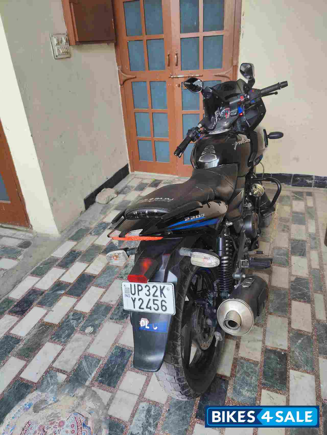 Blue And Black Bajaj Pulsar 220F