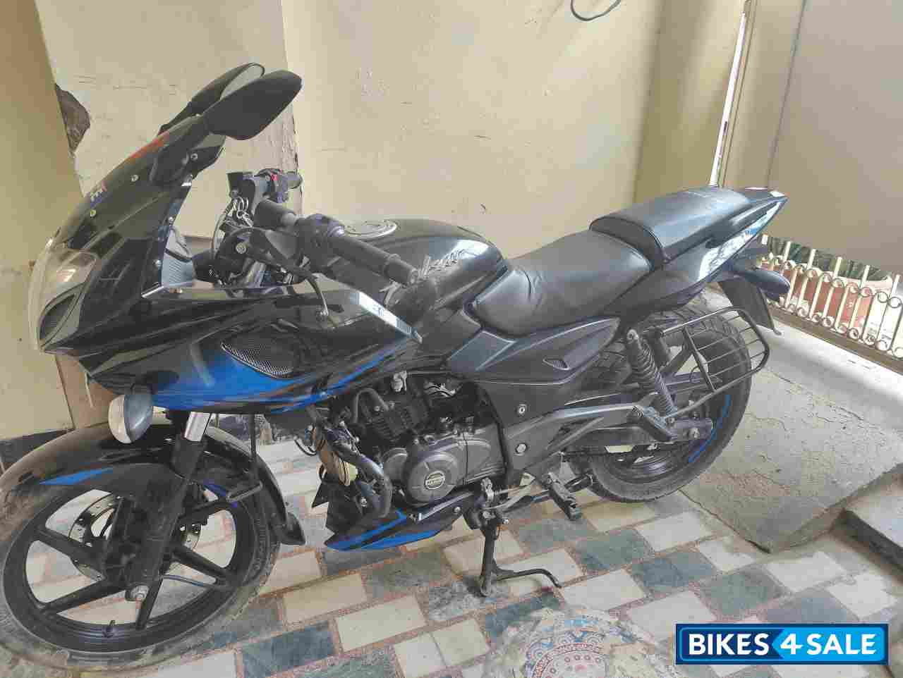 Blue And Black Bajaj Pulsar 220F
