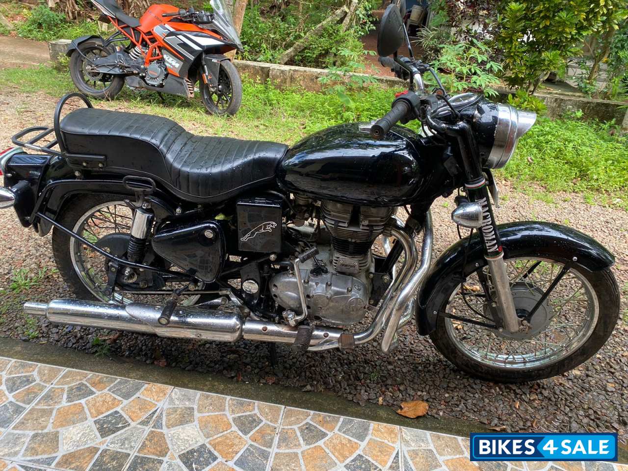 Black Royal Enfield Bullet 350