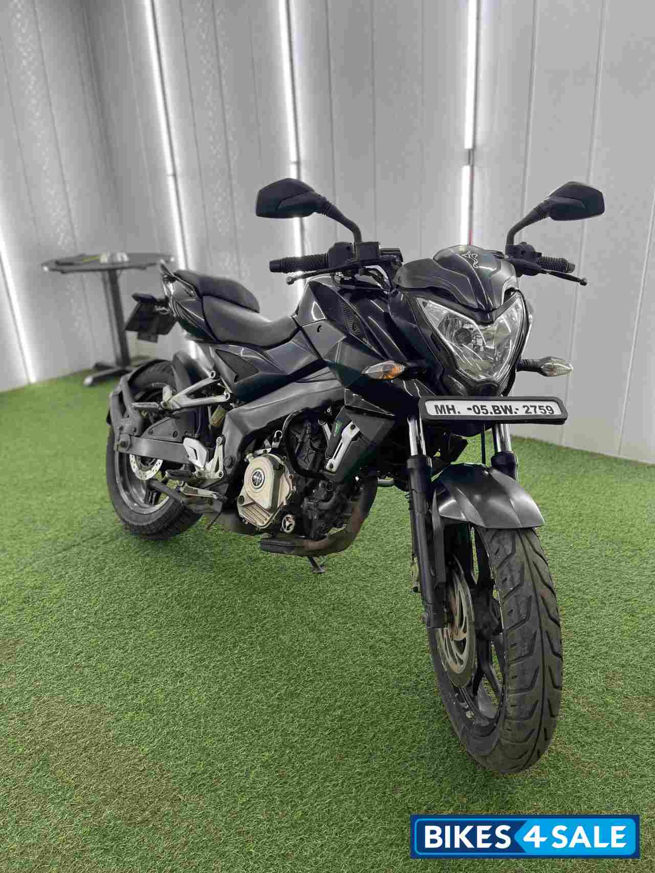 Black Bajaj Pulsar 200 NS Black Bajaj Pulsar 200 NS
