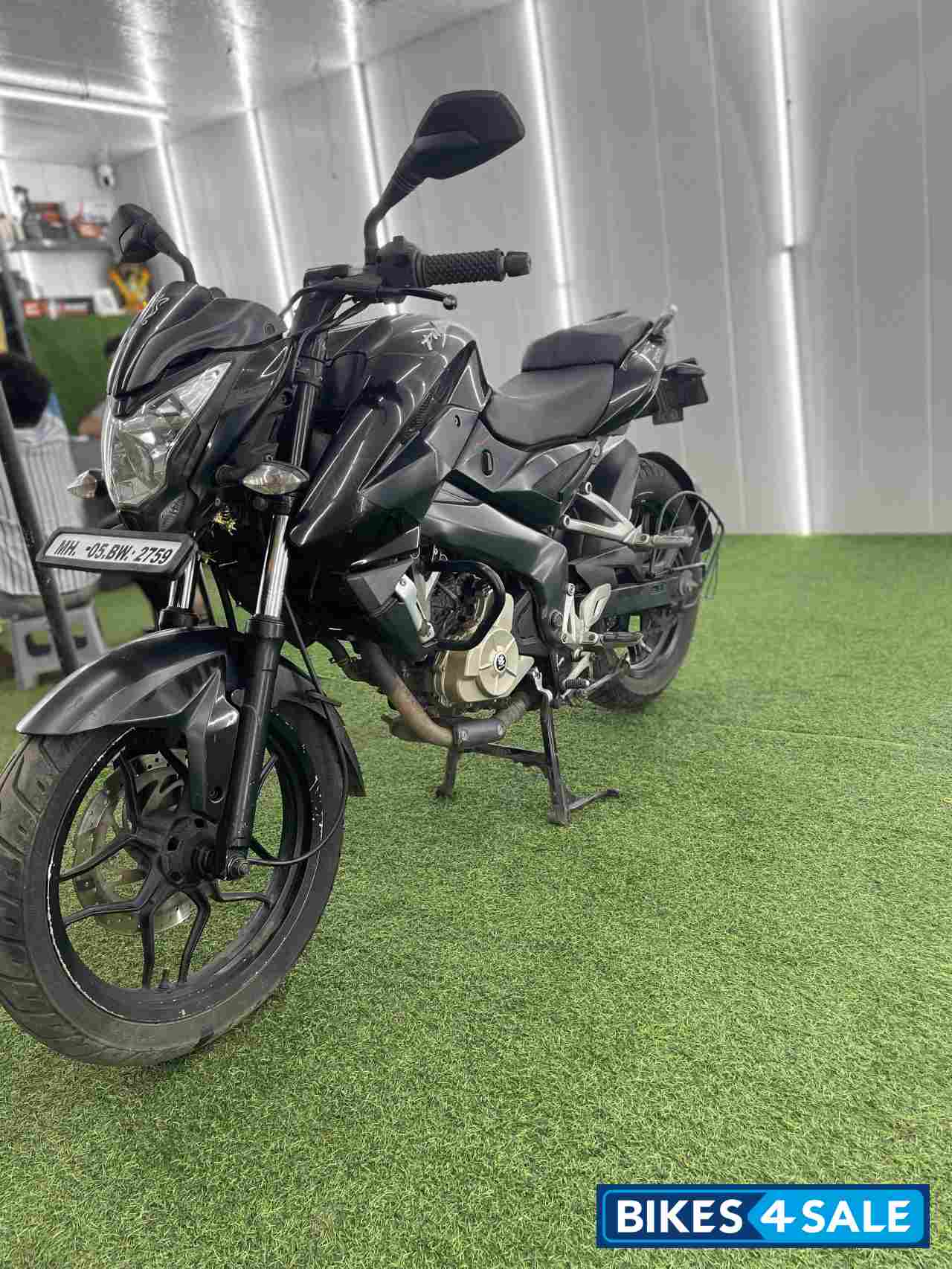 Black Bajaj Pulsar 200 NS Black Bajaj Pulsar 200 NS