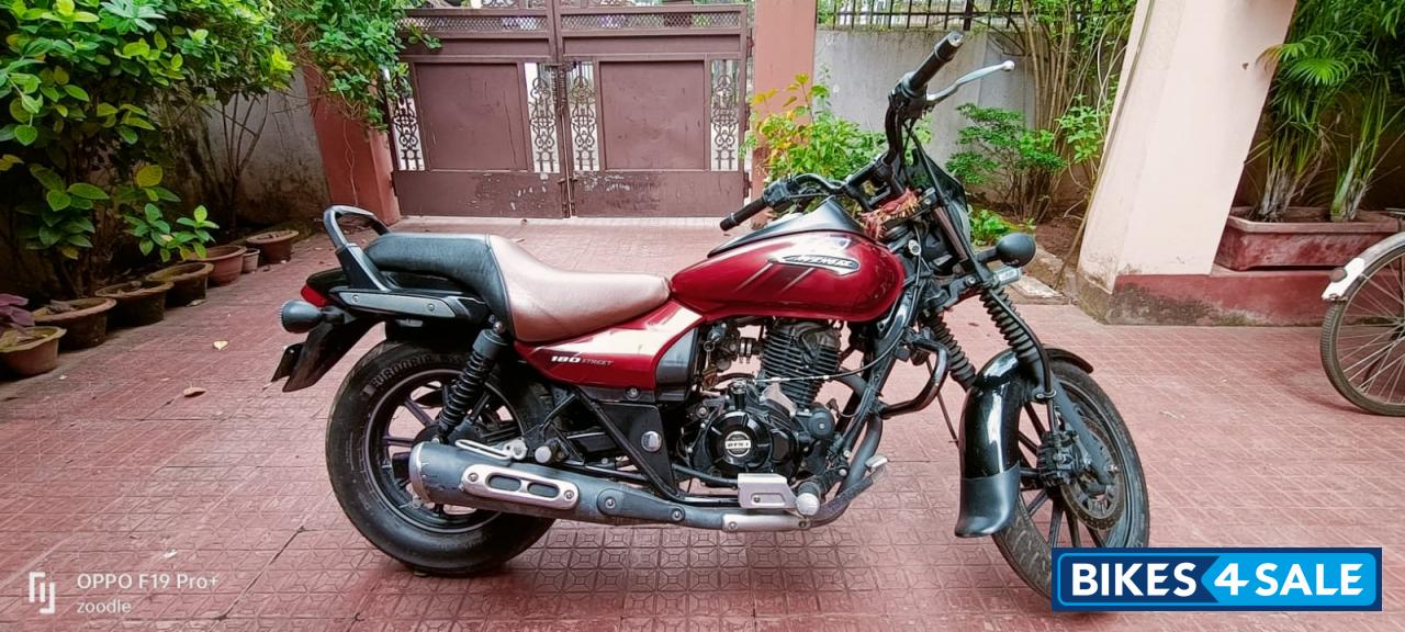 Red Bajaj Avenger 180 DTS-i