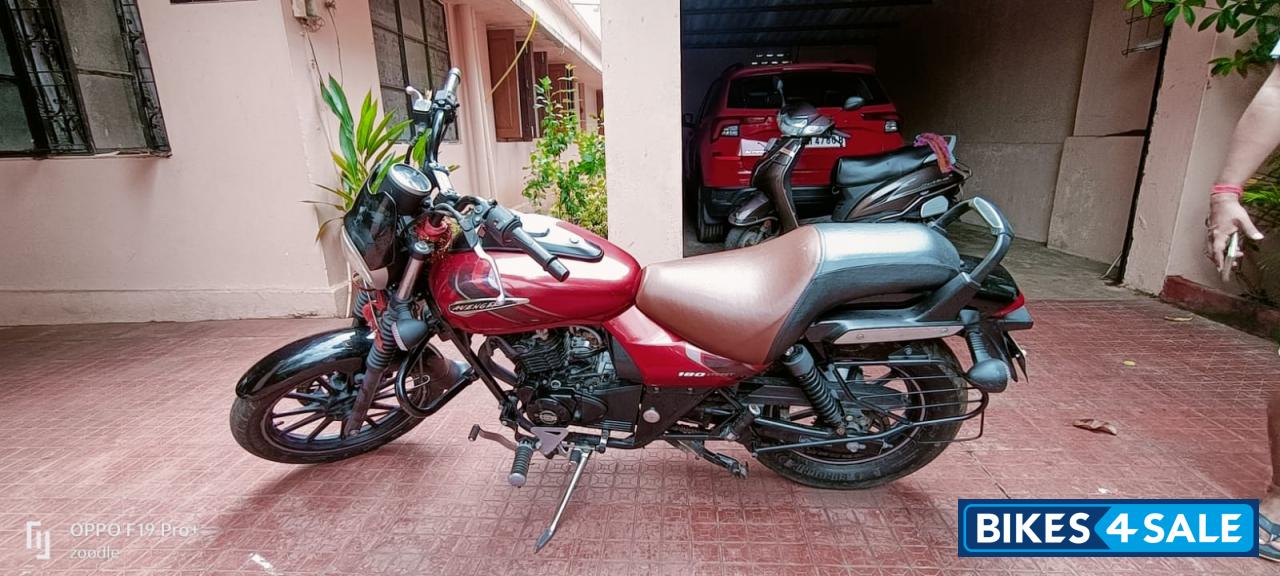 Red Bajaj Avenger 180 DTS-i