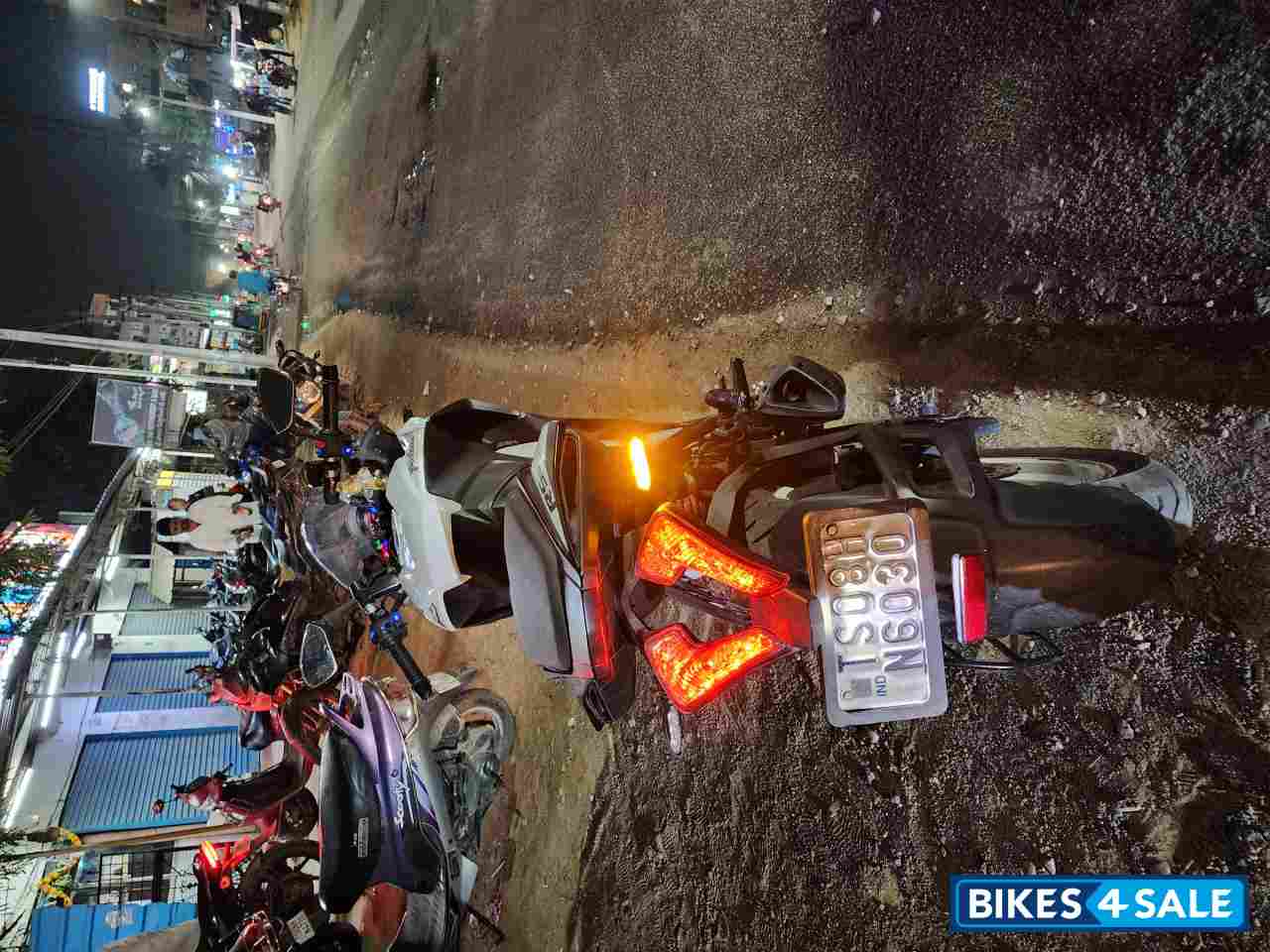 Pearl Metallic White Bajaj Pulsar RS 200 BS6