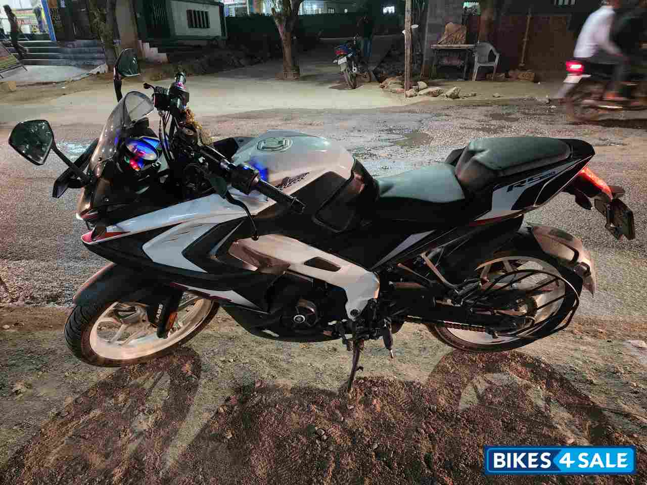 Pearl Metallic White Bajaj Pulsar RS 200 BS6