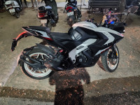 Pearl Metallic White Bajaj Pulsar RS 200 BS6