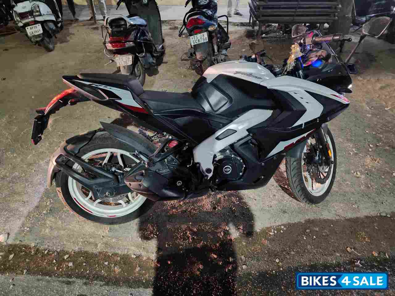 Pearl Metallic White Bajaj Pulsar RS 200 BS6