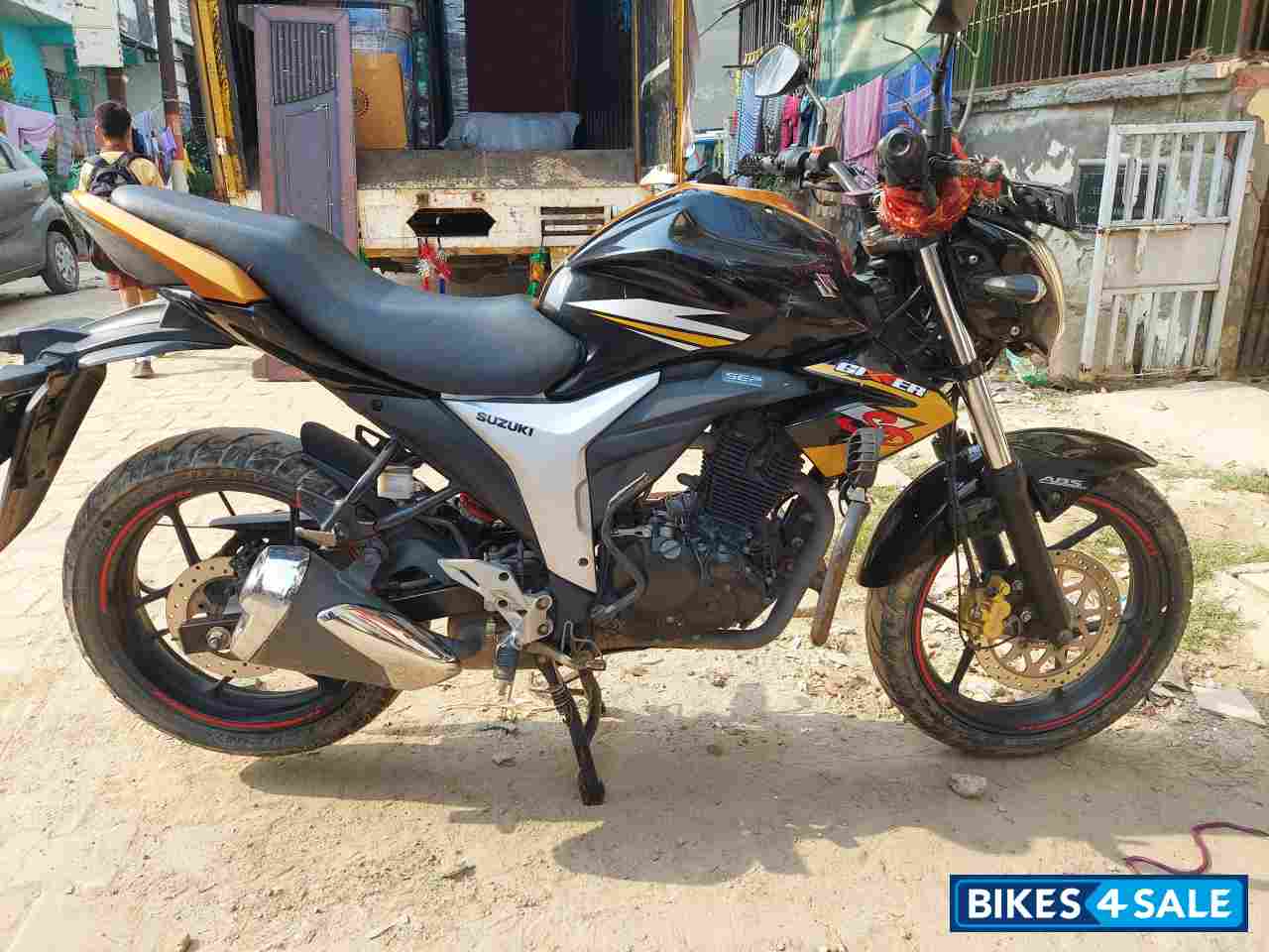 Black And Gold Suzuki Gixxer SP