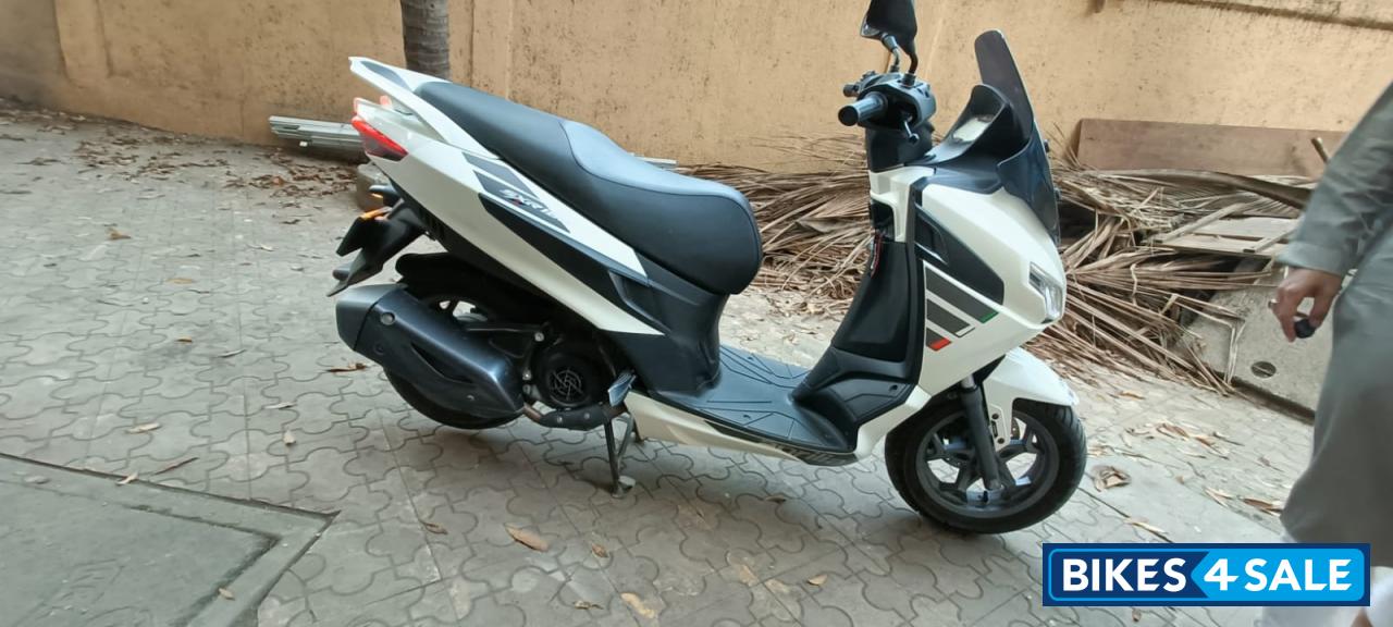 Pearl White Aprilia SXR 160